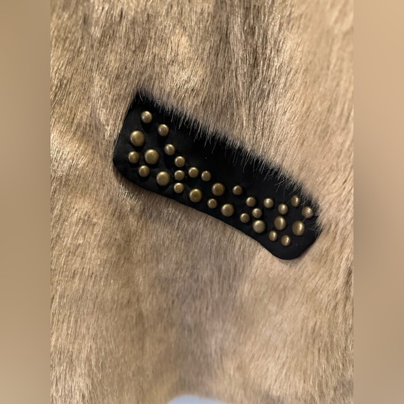 Vintage Hillary Scott Faux/Vegan fur vest with rivets large - Picture 2 of 5